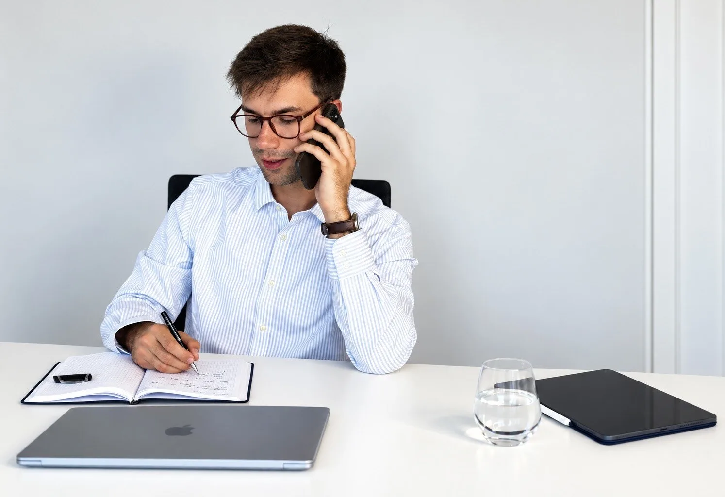 Felix Donder am Telefon, macht sich Notizen