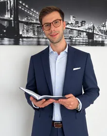 Porträt von Felix Donder im Anzug mit Notizbuch